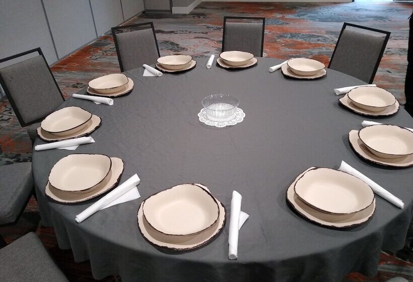 Отель Holiday Inn Kansas City Northeast, An Ihg