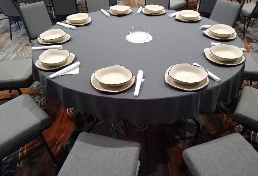 Отель Holiday Inn Kansas City Northeast, An Ihg