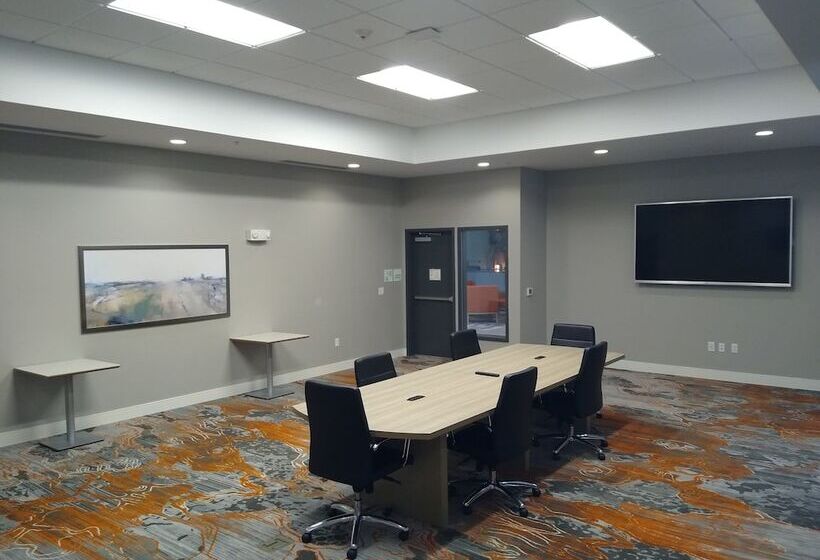 Отель Holiday Inn Kansas City Northeast, An Ihg