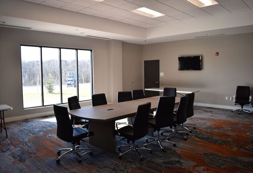 Отель Holiday Inn Kansas City Northeast, An Ihg