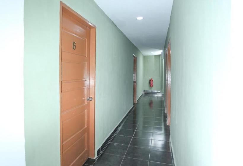 בית מלון כפרי Oyo 44112 Darvel Bay Travelodge