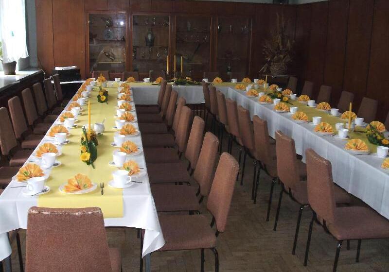 Отель Gasthaus & Pension Zum Schwarzen Adler