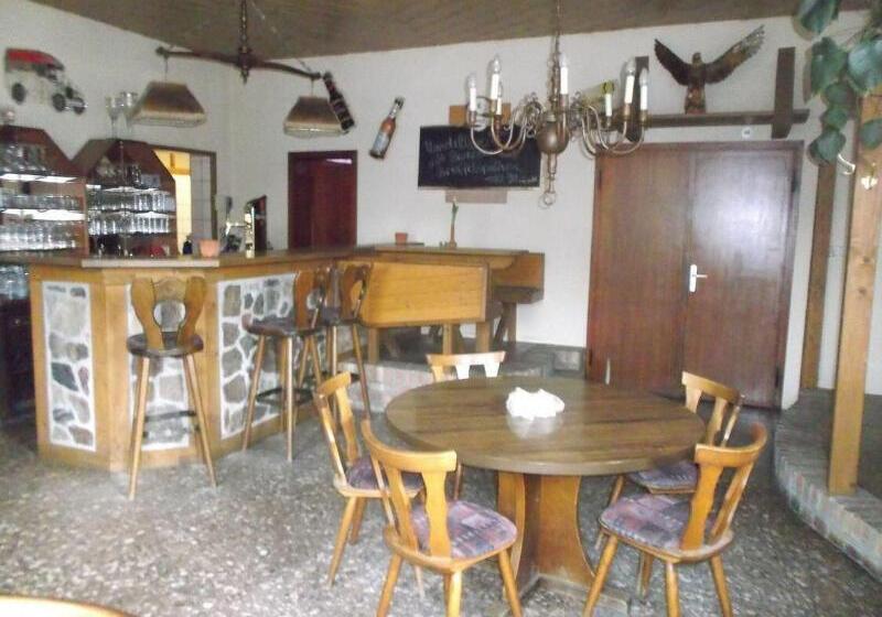 Отель Gasthaus & Pension Zum Schwarzen Adler