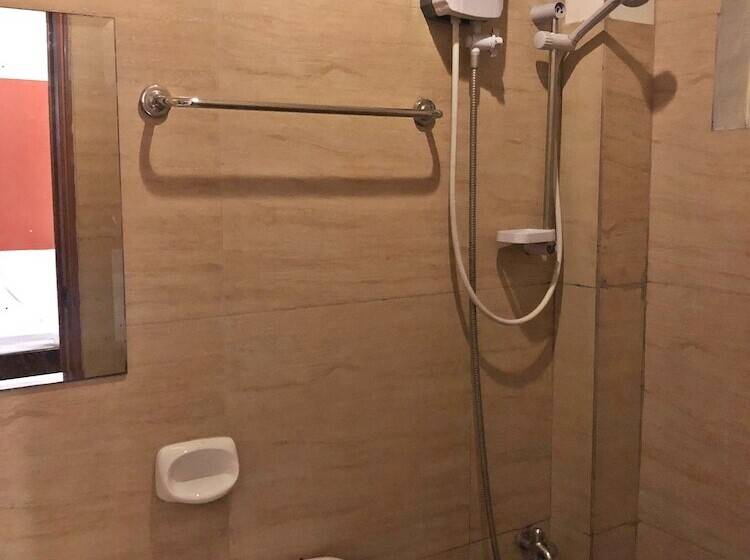 Cosmo Hotel Espana Near Ust