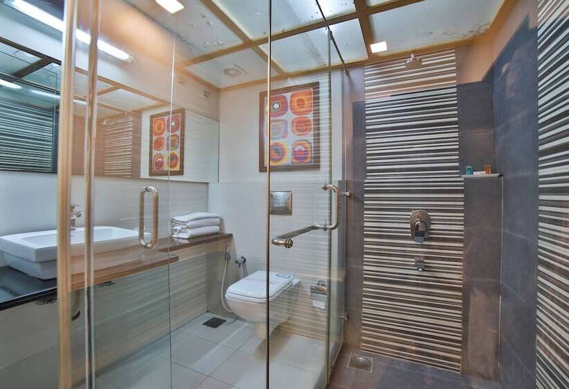 ホテル The Emerald By Oyo Rooms