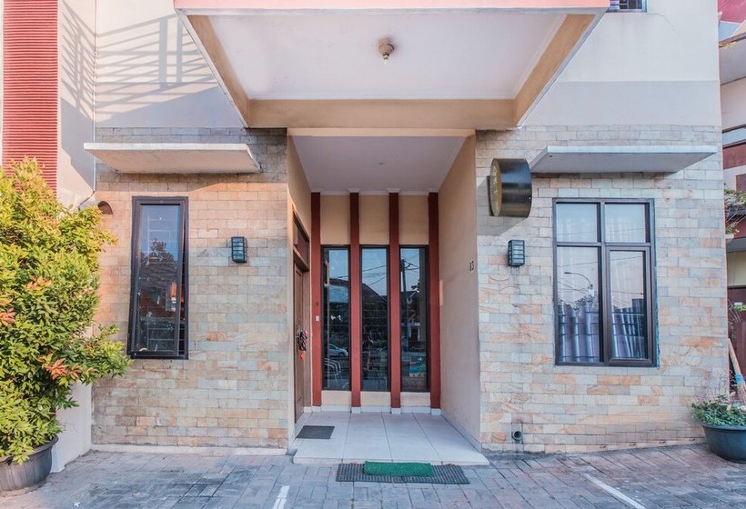 Пансион Oyo Flagship 1462 Hunian Tinggal Megarich Sws