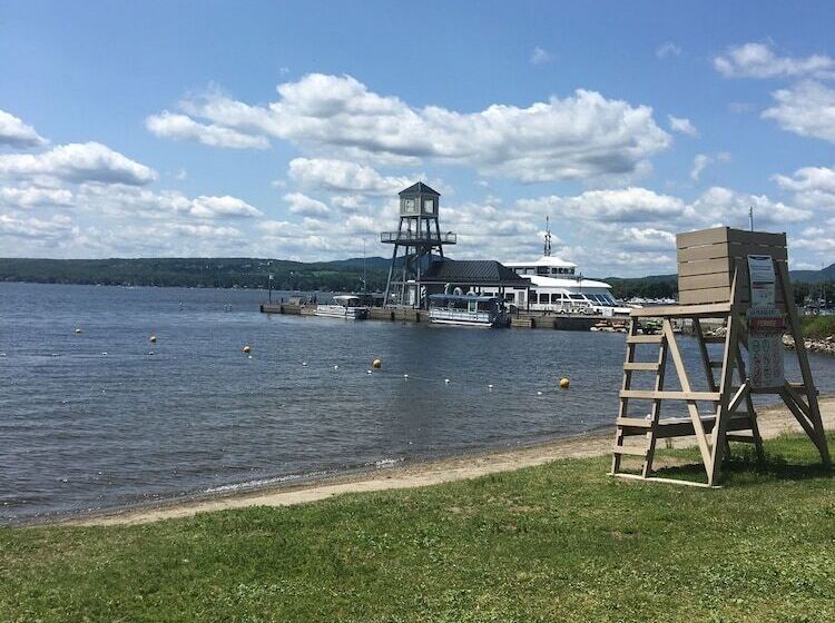 민박 La Maison De Ville Bed & Bistro