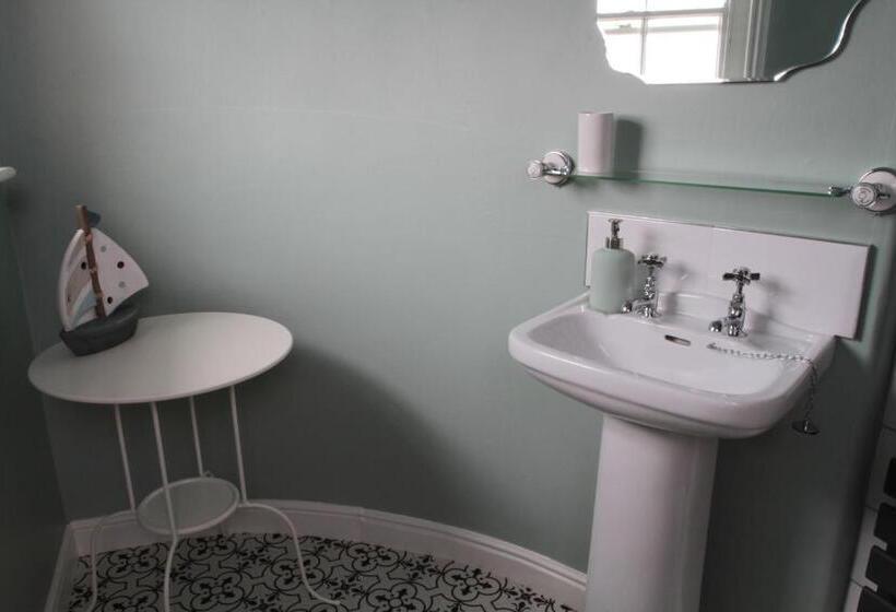 Bed and Breakfast Number 6