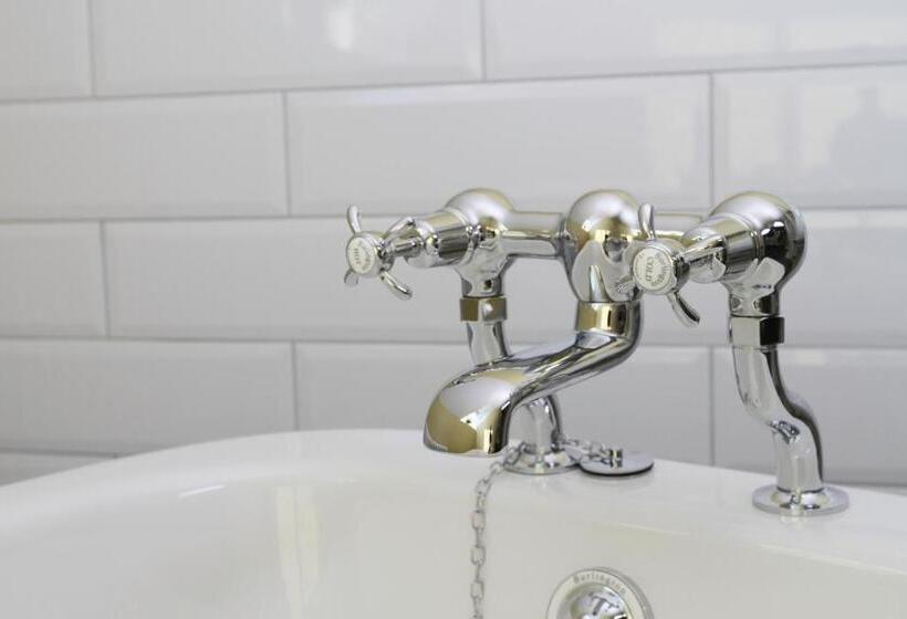 Bed and Breakfast Number 6