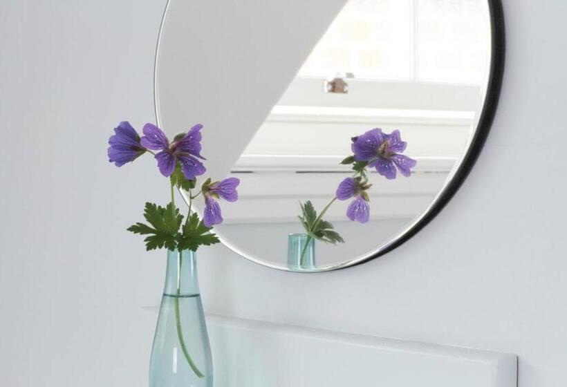 Bed and Breakfast Number 6