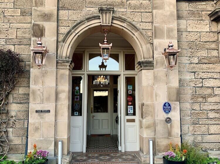 تختخواب و صبحانه The Pines Guesthouse