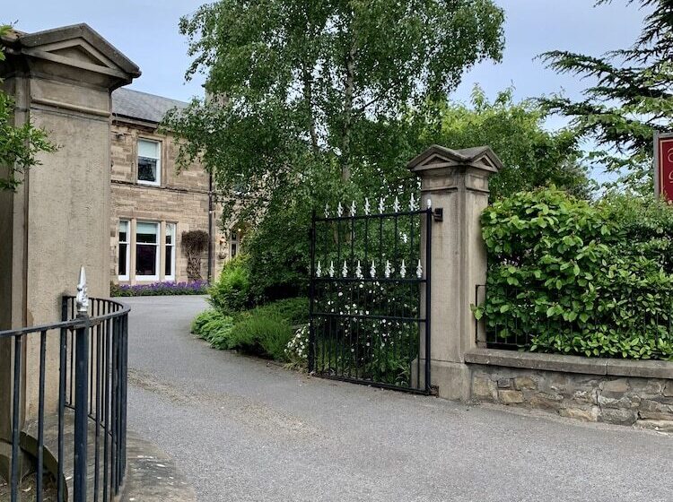 تختخواب و صبحانه The Pines Guesthouse