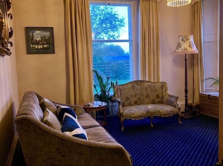 تختخواب و صبحانه The Pines Guesthouse