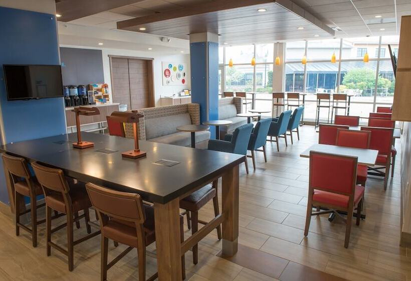 هتل Holiday Inn Express & Suites Fort Wayne North By Ihg