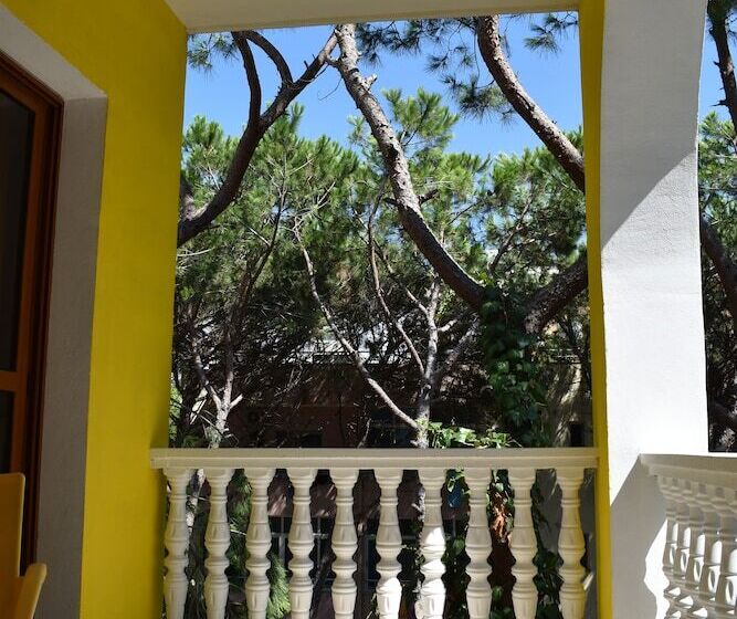 Отель Mali I Robit