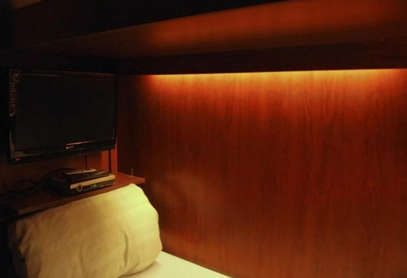 هتل Onkel Inn Airport Sleepbox