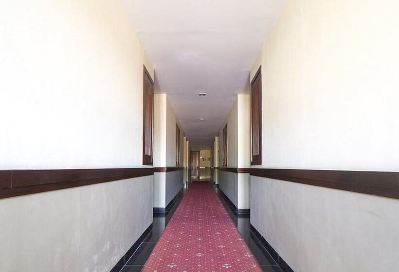 Отель Reddoorz Plus Near Universitas Negeri Makassar 2