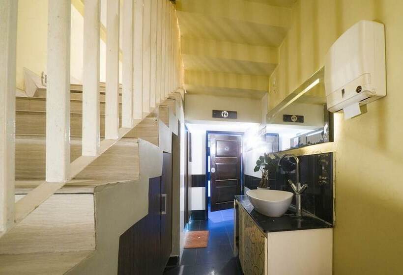 Отель Reddoorz Plus Near Universitas Negeri Makassar 2