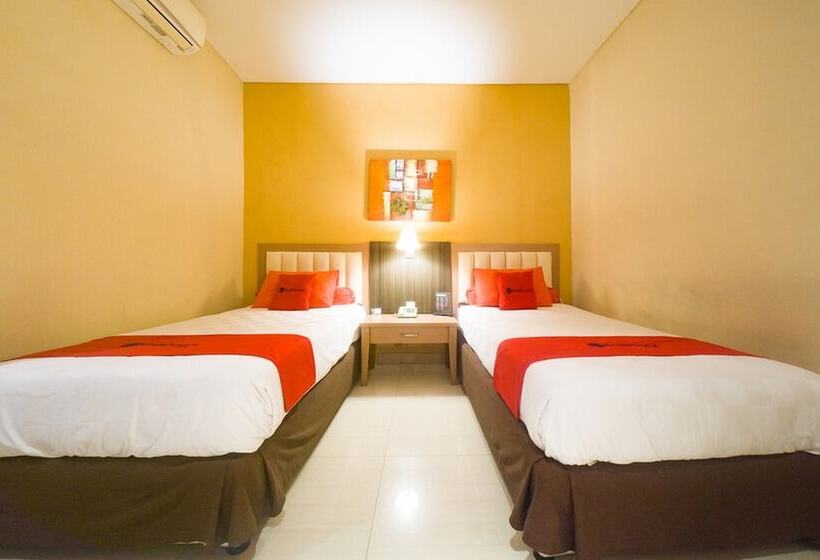 Отель Reddoorz Plus Near Universitas Negeri Makassar 2