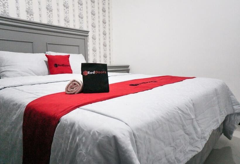 酒店 Reddoorz Plus @ Tlogomas