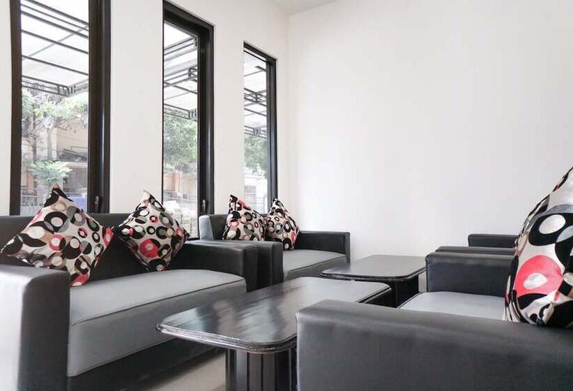 酒店 Reddoorz Plus @ Tlogomas