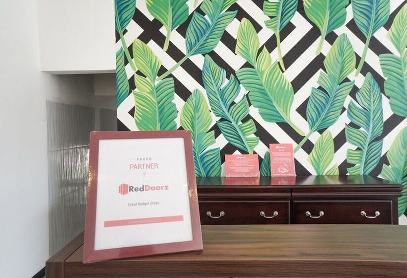 酒店 Reddoorz Plus @ Tlogomas