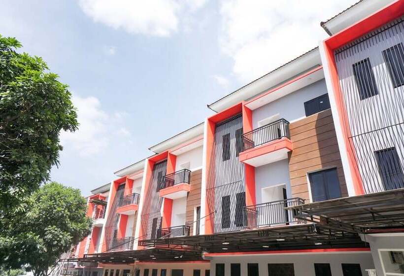 酒店 Reddoorz Plus @ Tlogomas