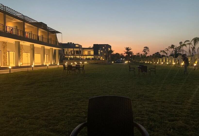 בית מלון כפרי The Forest Vines Resort