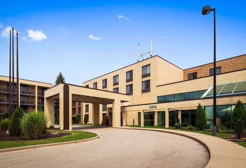 Отель Best Western East Towne Suites