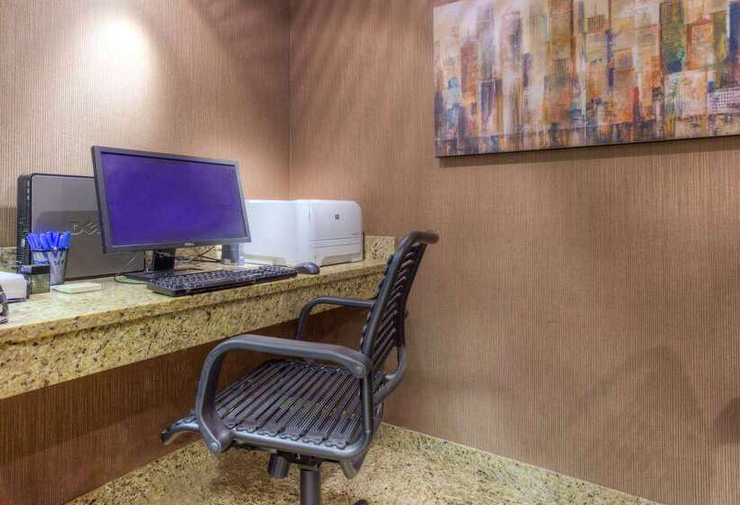 호텔 Comfort Inn & Suites Evansville Airport