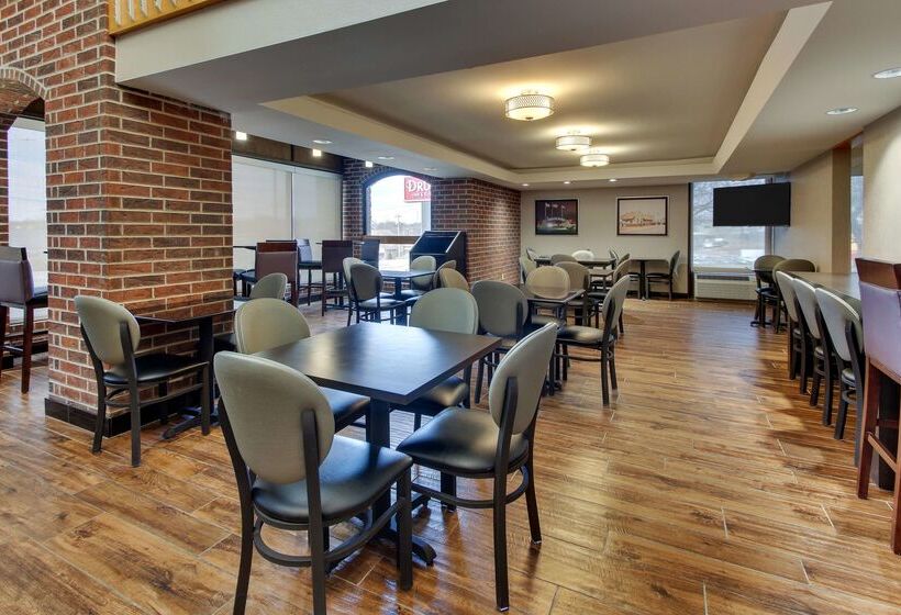 Отель Drury Inn & Suites Poplar Bluff