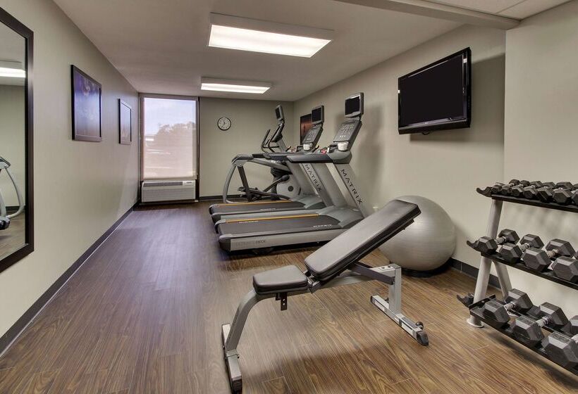 Отель Drury Inn & Suites Poplar Bluff