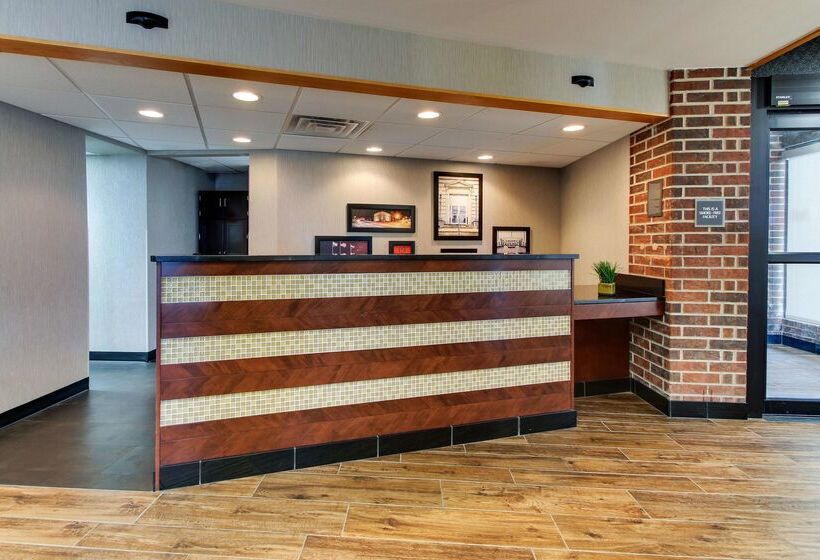 Отель Drury Inn & Suites Poplar Bluff