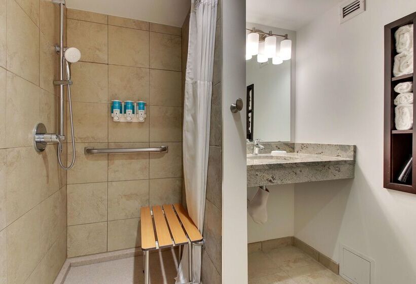 Отель Drury Inn & Suites Poplar Bluff