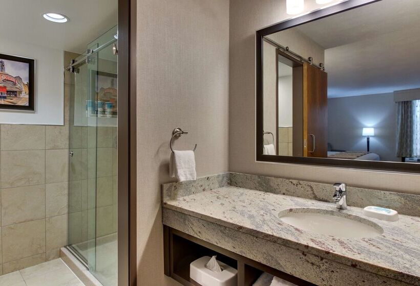 Отель Drury Inn & Suites Poplar Bluff