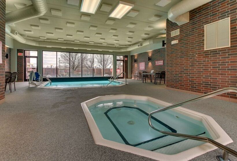 Отель Drury Inn & Suites Poplar Bluff