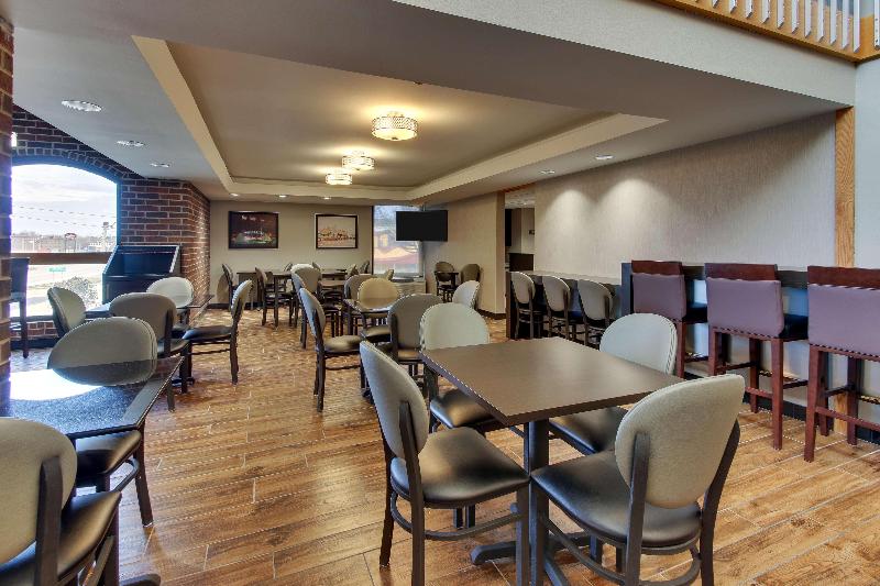 Отель Drury Inn & Suites Poplar Bluff