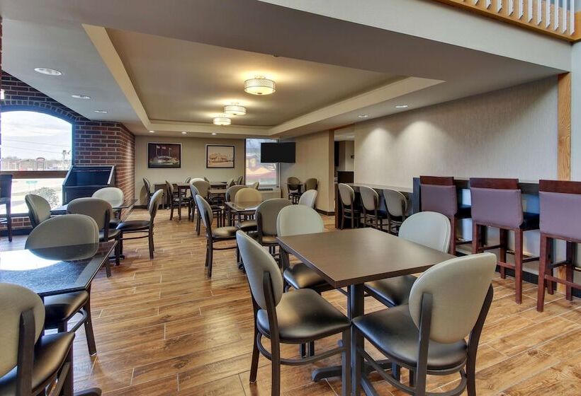 Отель Drury Inn & Suites Poplar Bluff
