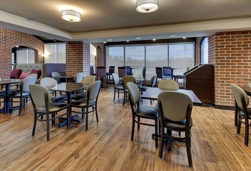 Отель Drury Inn & Suites Poplar Bluff