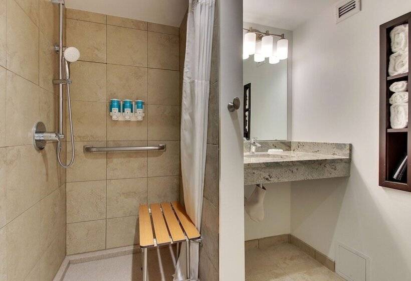 Отель Drury Inn & Suites Poplar Bluff