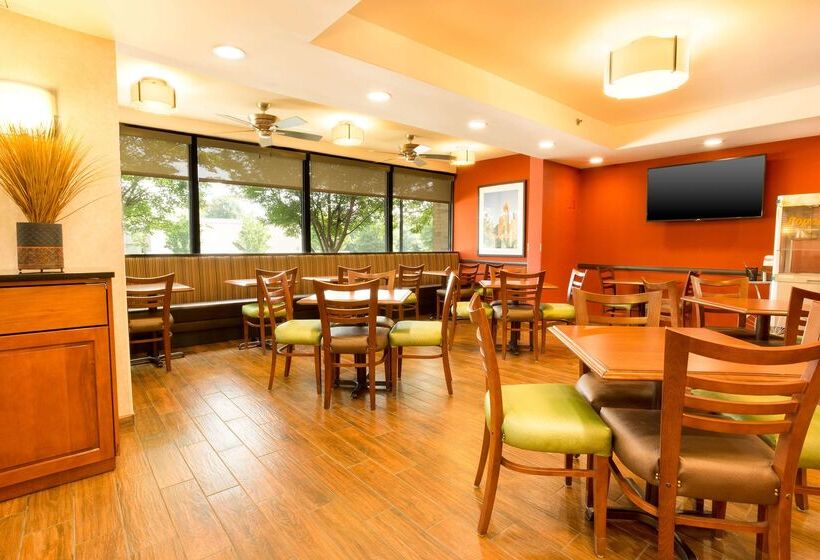 Отель Drury Inn & Suites Charlotte University Place