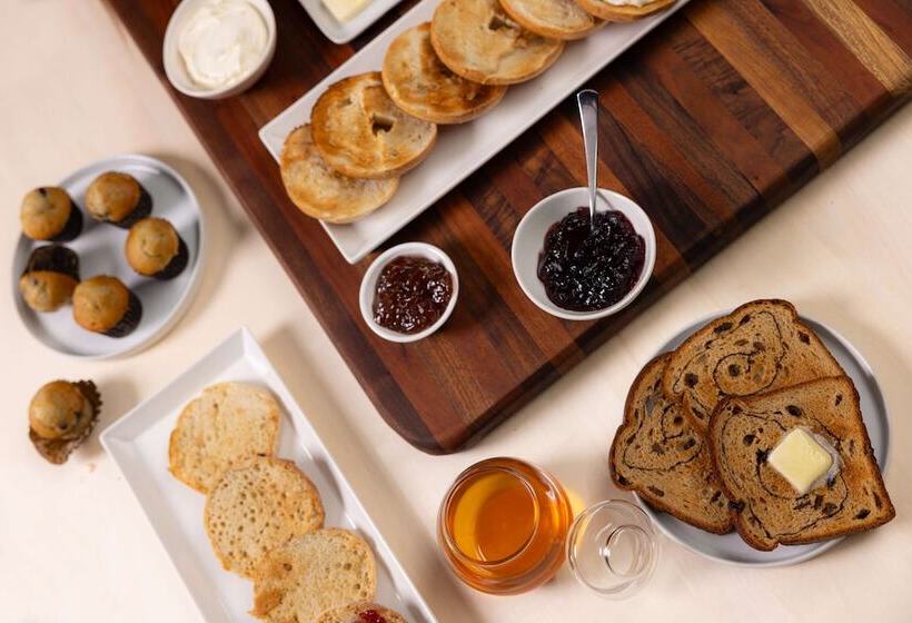 Отель Drury Inn & Suites Charlotte University Place