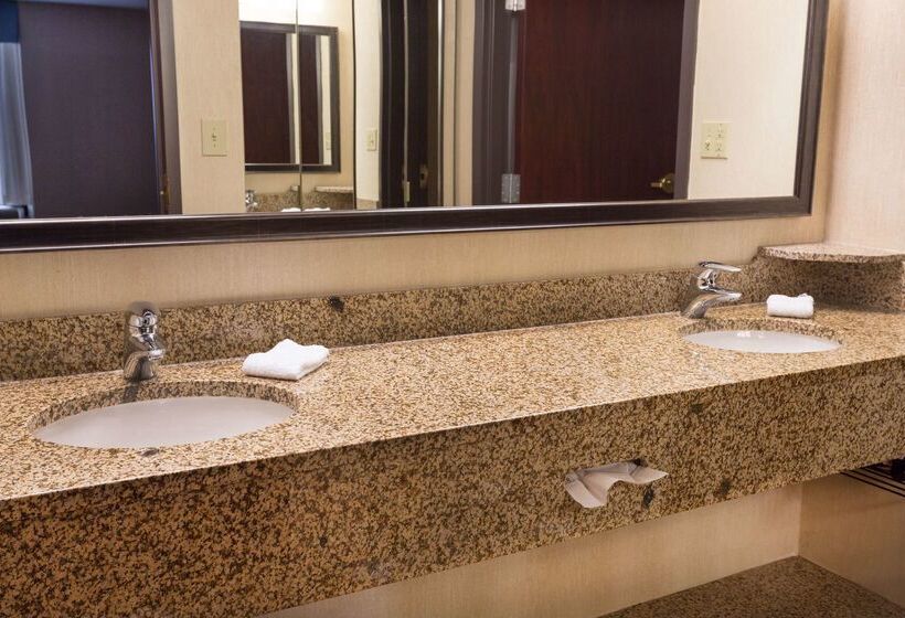 בית מלון כפרי Troy Inn & Suites