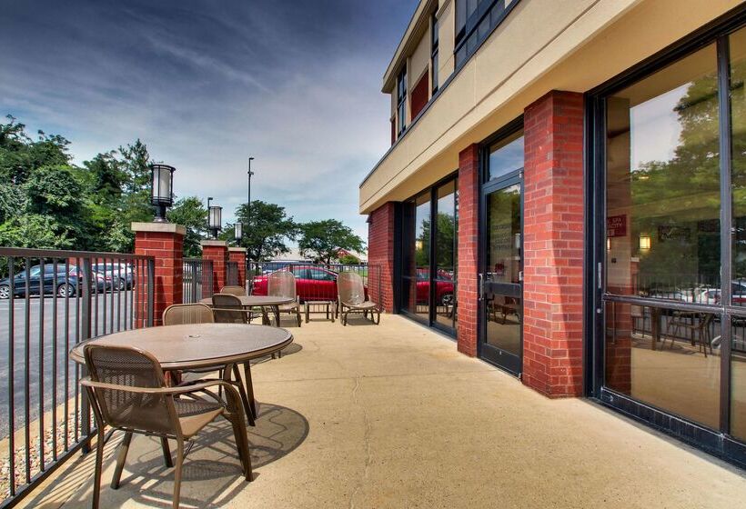 ホテル Drury Inn & Suites Evansville East