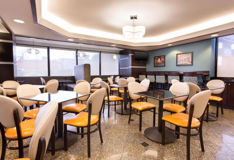 בית מלון כפרי Drury Inn & Suites Greensboro