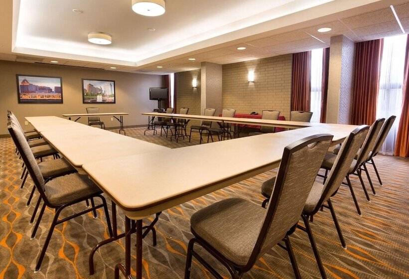 בית מלון כפרי Drury Inn & Suites Greensboro