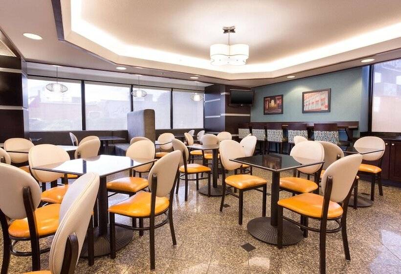 בית מלון כפרי Drury Inn & Suites Greensboro