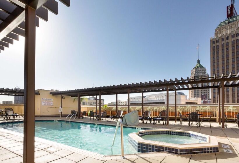 فندق Drury Inn & Suites San Antonio Riverwalk