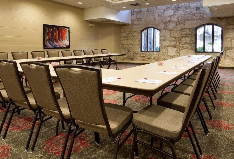 فندق Drury Inn & Suites San Antonio Riverwalk