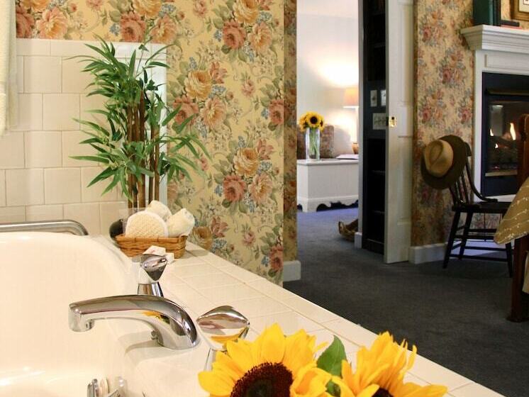 فندق Eagle Harbor Inn